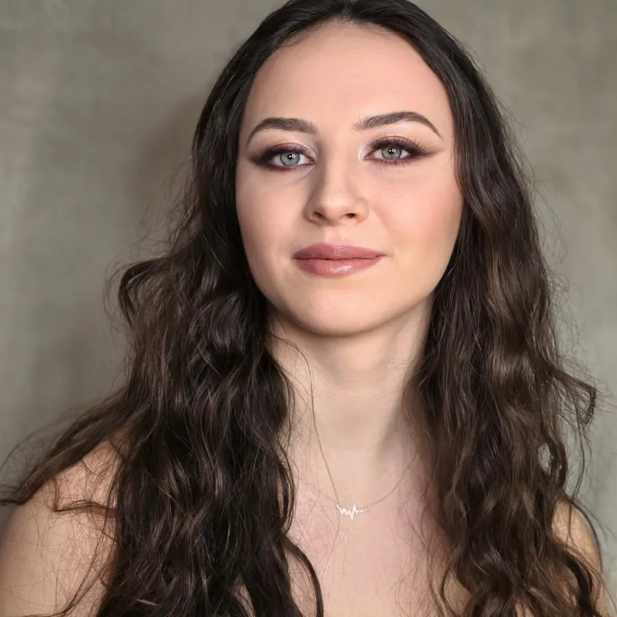 Makijaż smoky eye w ciepłych brązach podkreślający niebieskie oczy