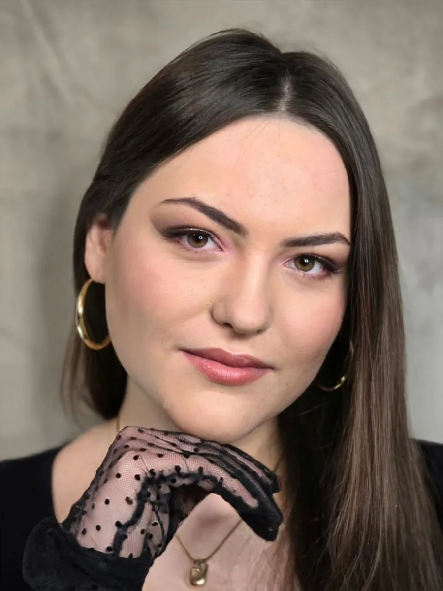 Makijaż soft glam z ciepłymi brązami na powiekach i naturalnymi ustami